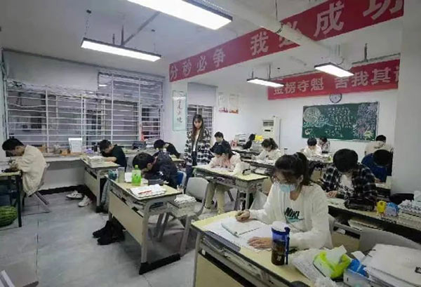 郑州捷登高考学校的办学特色和优势有哪些？
