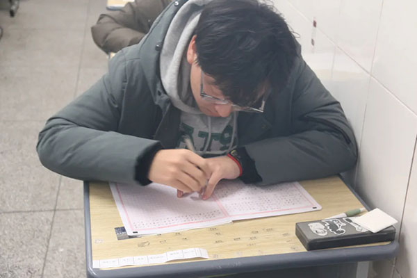 重庆正规高考复读学校在哪里啊？排名靠前学校位置