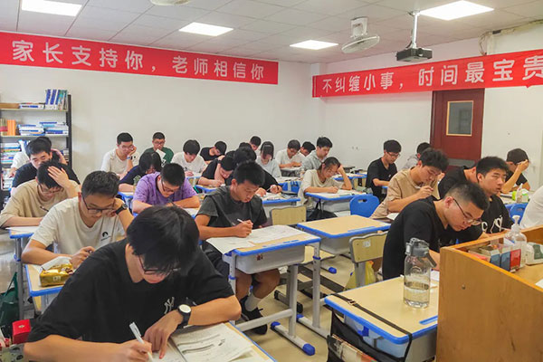 重庆艺考生文化课培训机构哪家好一点？严选教师团队机构