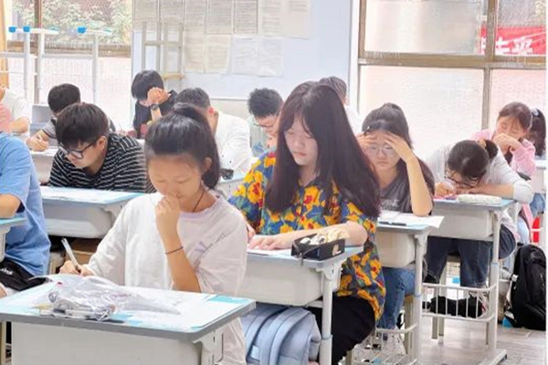 成都高三复读生培训机构哪个好？这10家咨询多