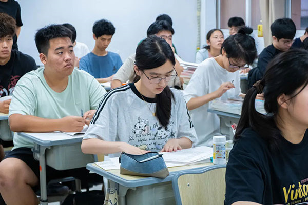 成都艺考文化课集训学校哪里好一点?全封闭地方一览