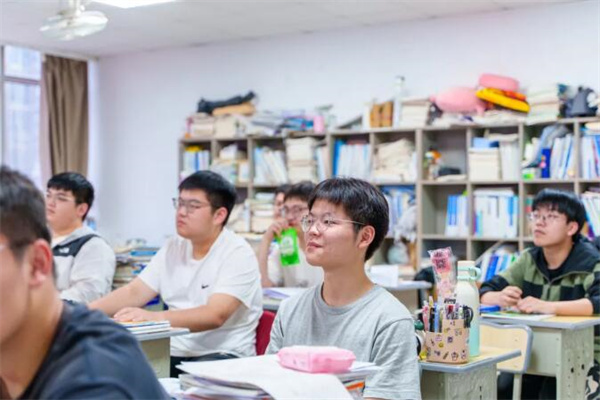 重庆高三复读哪些学校好一点？管理严格学校介绍