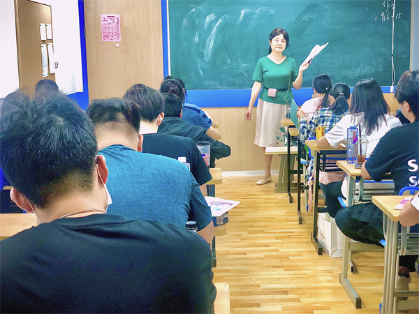 南宁市哪个学校招高三复读生的学生，专业教师团队学校一览