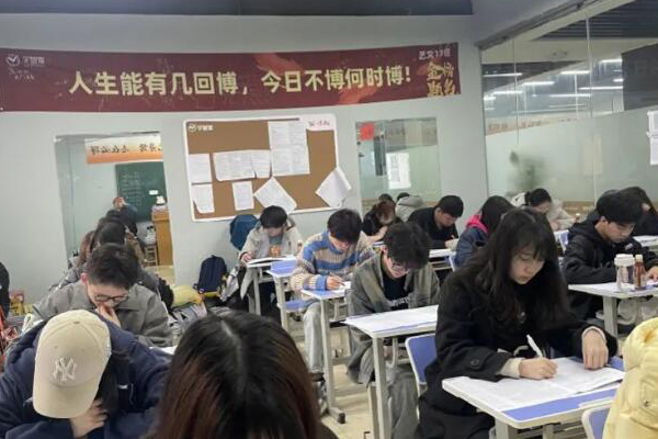 重庆高三复读机构哪个好一点呢？推荐陪读答疑学校