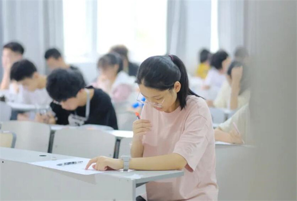 天津市高考复读学校哪里好考一点？盘点明星师资学校