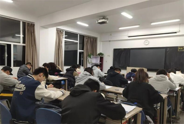 郑州招收高三复读生的学校有哪些学校?注重素质培养学校