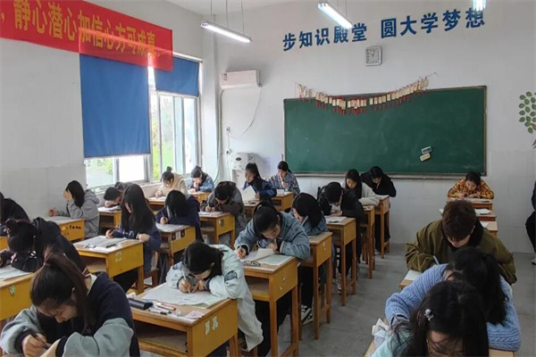 成都高三复读机构哪儿好一点?优选精准提分机构