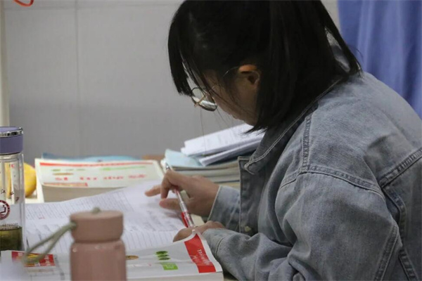 上海高考复读机构哪家强一些啊？精准提分学校推荐