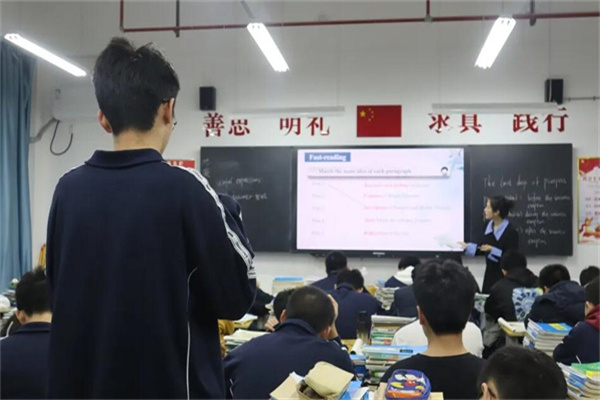 成都正规高三复读学校排名？精讲授课学校上榜