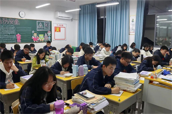 成都市高三复读学校排名表？全真模拟训练学校