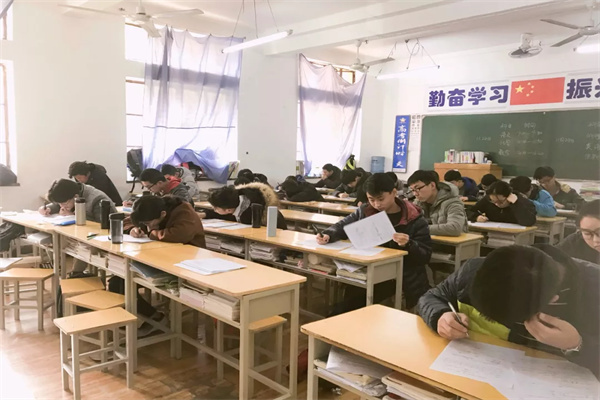 重庆高复学校排名前三名的有哪些?梳理教学严谨学校